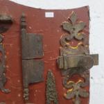 Ecusson en bois peint orné de différents éléments en bronze...