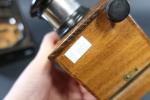 Graphoscope-visionneuse pour vues stéréoscopiques en bois noirci à motifs incisés....