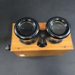 Graphoscope-visionneuse pour vues stéréoscopiques en bois noirci à motifs incisés....