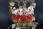 Deux globes de mariées avec coussin, motifs de fleurs artificielles,...