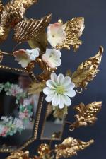 Deux globes de mariées avec coussin, motifs de fleurs artificielles,...