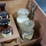 Coffret de pharmacien en bois teinté contenant différents flacons, boîtes...