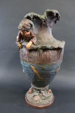 Vase en terre cuite polychrome à décor en haut-relief d'un...