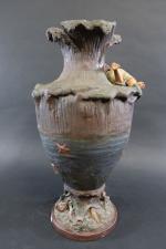 Vase en terre cuite polychrome à décor en haut-relief d'un...
