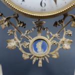 Pendule portique d'époque Louis XVI en marbre blanc, ornements de...
