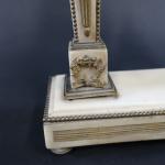 Pendule portique d'époque Louis XVI en marbre blanc, ornements de...