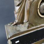 Pendule d'époque XIX's en bronze sur base en marbre noir...