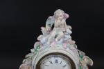 PARIS : Pendule de forme violonée en porcelaine à décor...