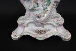PARIS : Pendule de forme violonée en porcelaine à décor...