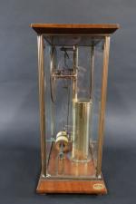 BULLE-CLOCK : Pendule-cage en bois, laiton et verre. Haut :...