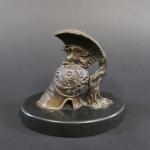 Paire de presse-papier en bronze patiné en forme de casques...