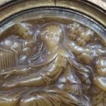 Médaillon rond en cire à décor en bas-relief représentant Sainte-Cécile...