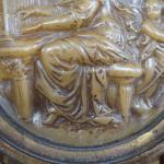 Médaillon rond en cire à décor en bas-relief représentant Sainte-Cécile...