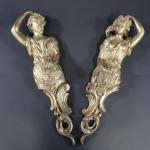 Deux bronzes d'ameublement faisant chutes d'angles de meuble représentant les...