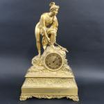 Pendule d'époque Restauration en bronze doré représentant Mercure rattachant sa...