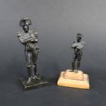 Deux petits sujets en bronze patiné représentant Napoléon 1er debout....
