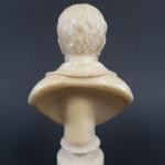 Buste de Michel Ange sur une colonne en albâtre, ép....