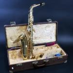 Henri SELMER - PARIS : Saxophone alto en laiton verni....