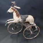 Cheval style NIII, XXéme, cheval en bois sculptée monté sur...