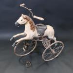 Cheval style NIII, XXéme, cheval en bois sculptée monté sur...