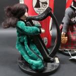 Molly, Irlande 1988
Lot de 3 poupées sous forme de diorama...