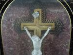 Crucifix, le Christ en biscuit sur Croix à entourage ajourée...