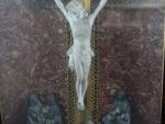 Crucifix, le Christ en biscuit sur Croix à entourage ajourée...