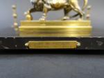Lion de Waterloo en bronze, la patte posée sur un...