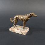 Trois petits bronzes représentant des chiens, dont un lévrier barzoï...