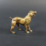 Trois petits bronzes représentant des chiens, dont un lévrier barzoï...