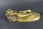MARET (XIX's) : Femme lascive allongée. Bronze patiné, signé et...