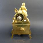 Pendule d'époque Romantique en bronze doré à décor d'une ménestrelle...