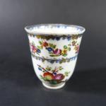 VIENNE : Tasse trembleuse et sa sous-tasse en porcelaine à...