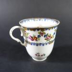 VIENNE : Tasse trembleuse et sa sous-tasse en porcelaine à...