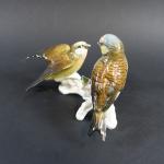 Karl ENS : Groupe d'oiseaux branchés en porcelaine polychrome, marqué....