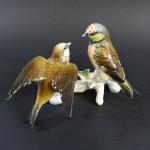 Karl ENS : Groupe d'oiseaux branchés en porcelaine polychrome, marqué....