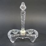 SAINT-LOUIS : Monture d'huilier en cristal moulé à décor feuillagé...