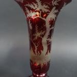 BOHEME : Paire de vases cornets en cristal teinté rouge...