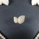 Parure en or 750 millièmes pavée de diamants comprenant :...