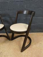 BAUMAN : Paire de chaises, modèle Halfa, en hêtre teinté...