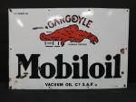 GARGOYLE MOBILOIL 1934. Grande plaque publicitaire en tôle émaillée plate....