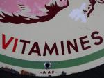 PROVIMI - Protéines Vitamines Minéraux. Plaque publicitaire en tôle émaillée...