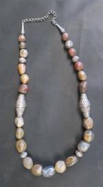 COLLIER composé de 23 perles en agate et pierres diverses,...