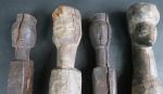 QUATRE PIQUETS en bois sculpté d'un visage humain Eshira pour...