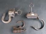 TROIS CADENAS en fer, complets avec leurs clefs