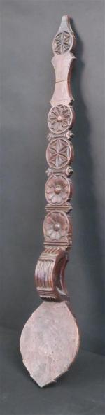 PALETTE en bois sculpté de rosaces. Long : 76 cm