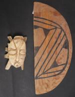 LOT : UN ORNEMENT en bois peint. Xingu - UN...