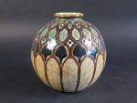 THARAUD Camille à Limoges (1878-1956) : Vase boule en porcelaine...