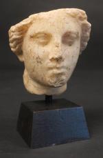 TETE DE DIVINITE féminine en marbre. Epoque romaine. Haut :...