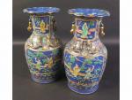 CHINE : Paire de vases en porcelaine à décor polychrome...